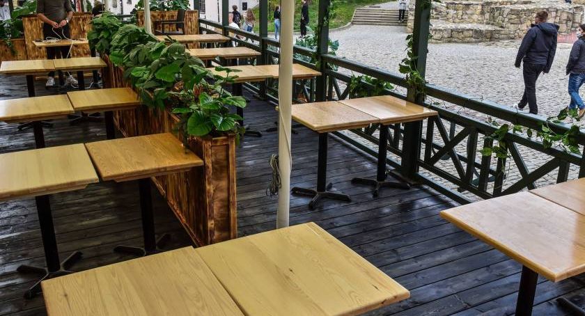 Od soboty czynne ogródki restauracyjne i więcej osób w pociągach, tramwajach, autobusach