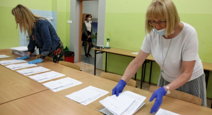Na egzaminie ósmoklasisty uczniowie piszą egzamin z matematyki