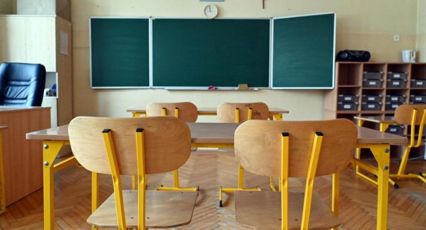 Uczniowie klas IV-VIII szkół podstawowych i ponadpodstawowych wracają do nauki stacjonarnej