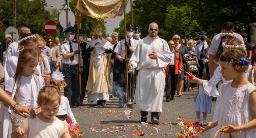 Bp Miziński: procesja Bożego Ciała jest wyznaniem wiary i zaproszeniem Boga do codzienności
