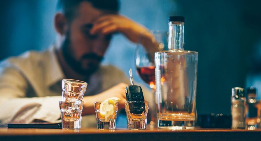 Te zachowania świadczą o nadużywaniu alkoholu. Jak piją dorośli, a jak dzieci?
