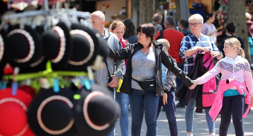Badanie: ok. 37 proc. Polaków planuje spędzić urlop w kraju, a 18 proc. za granicą