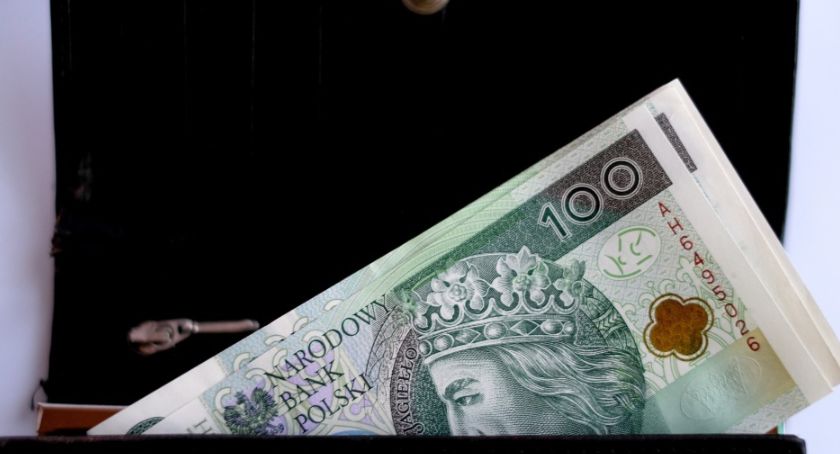 Rząd: minimalne wynagrodzenie za pracę w 2022 r. - 3 tys. zł; stawka za godzinę - 19,60 zł