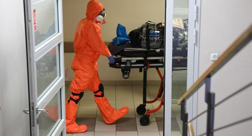 MZ: 73 nowe zakażenia koronawirusem, zmarła jedna osoba z COVID-19
