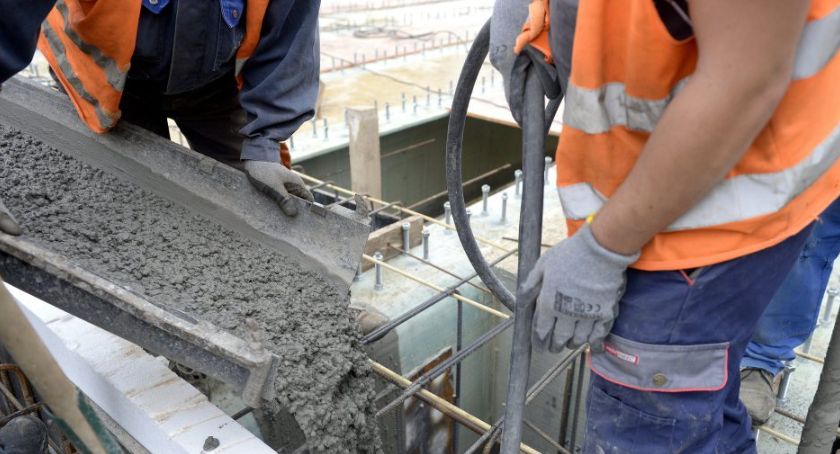 Badanie: niemal 4 na 10 pracowników fizycznych niezadowolonych z płacy