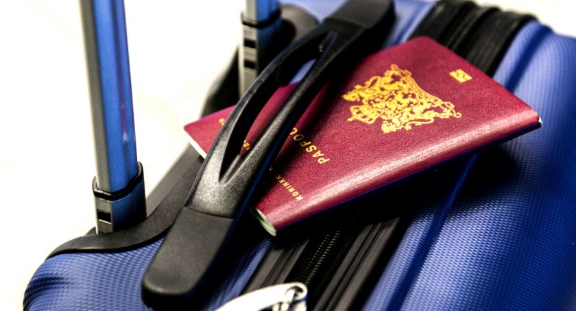 Co trzeba spakować na bezpieczne wakacje z dzieckiem w 2021 roku?