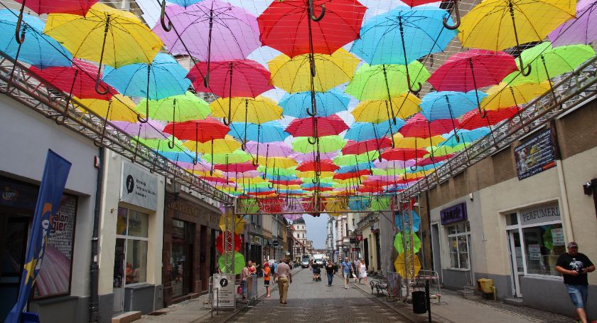 Aleja parasolek w centrum już gotowa