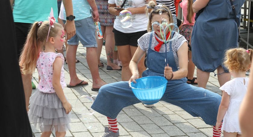 Art Ino Festiwal w strugach deszczu