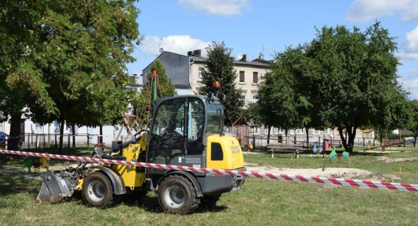 Ruszyły prace na placu zabaw