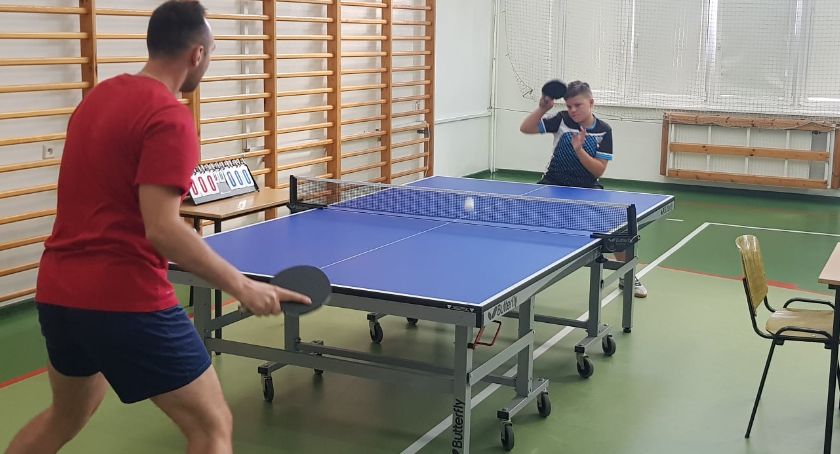 Rywalizowali przy stole do ping ponga