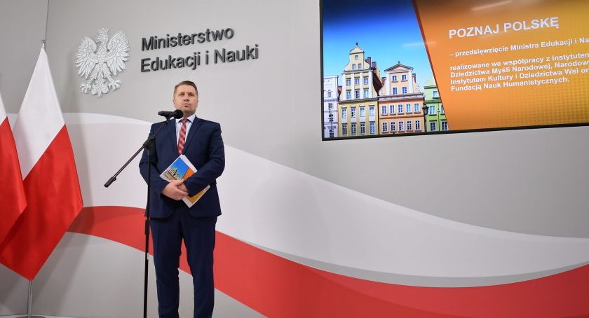 Ministerstwo Edukacji i Nauki ogłasza program pilotażowy dofinansowania wycieczek szkolnych
