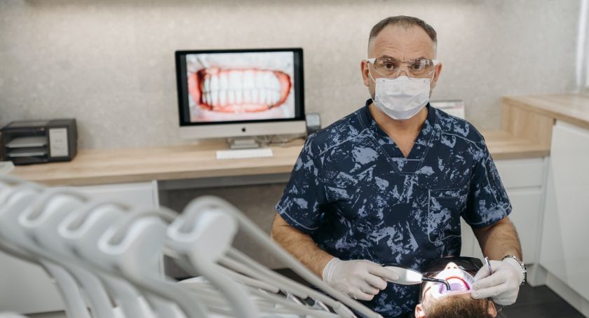 Jak zadbać o stan zębów – proste porady od dentysty
