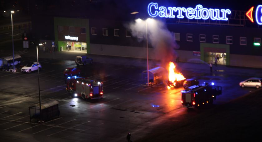 Pożar samochodu przed Carrefourem
