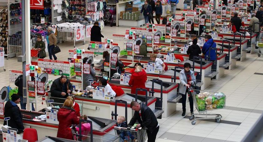 Raport: prawie 41 proc. Polaków zamierza ograniczyć wydatki na bieżące zakupy