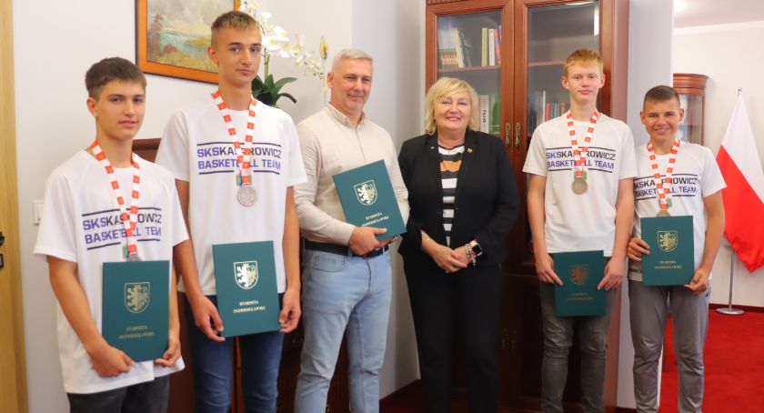 Koszykarscy medalisci z wizytą u starosty