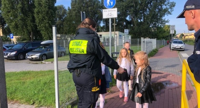 Służby dbają o bezpieczeństwo podczas drogi do szkoły