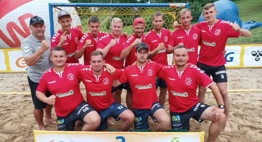 Piłkarze ręczni grają i pomagają
