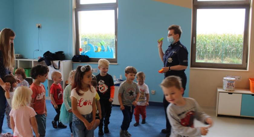 O służbie w policji z przedszkolakami