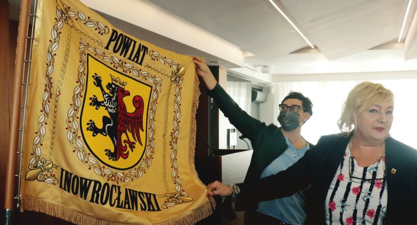 Powiat Inowrocławski ze sztandarem