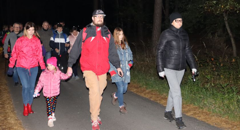 Maszerowali nocą wokół jeziora