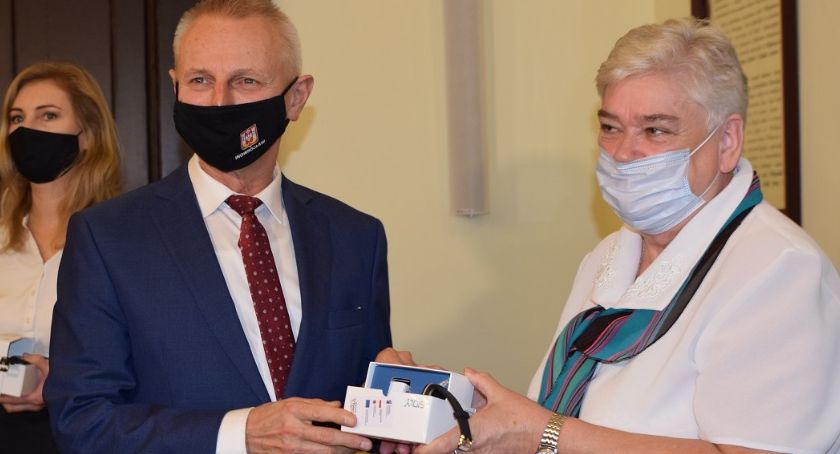 Miasto przekazało pierwsze bransoletki życia