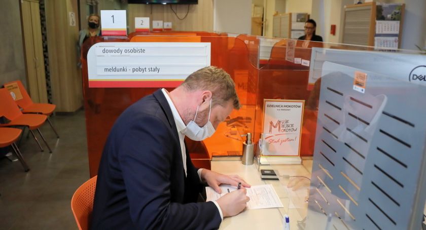 Cyfryzacja KPRM: od poniedziałku 8 listopada można składać wnioski o dowody osobiste z odciskami palców