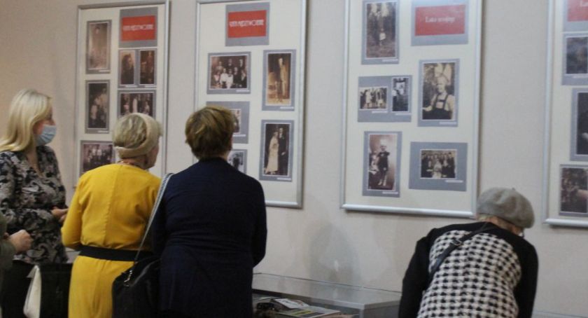 Moda i styl z przeszłości na rodzinnych fotografiach