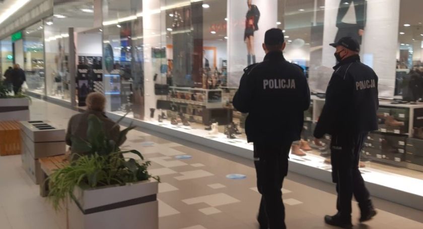 Policja kontroluje noszenie maseczek