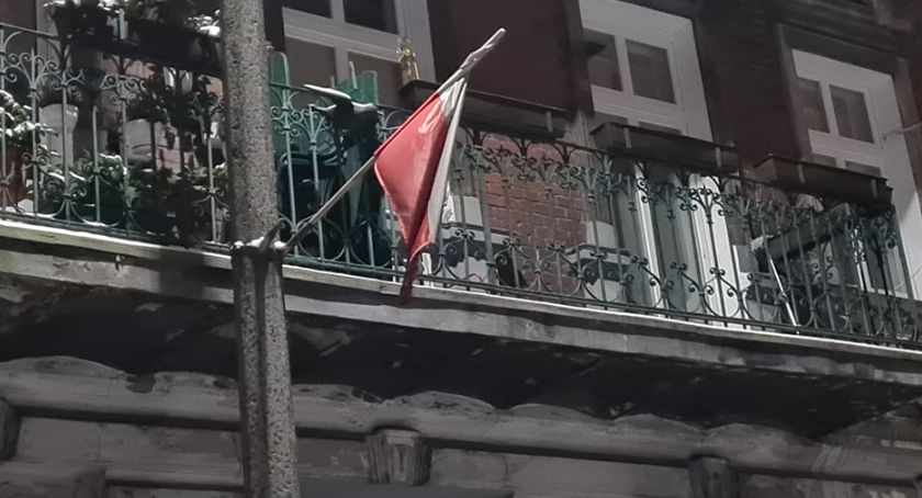 Kto zdejmie tą flagę?