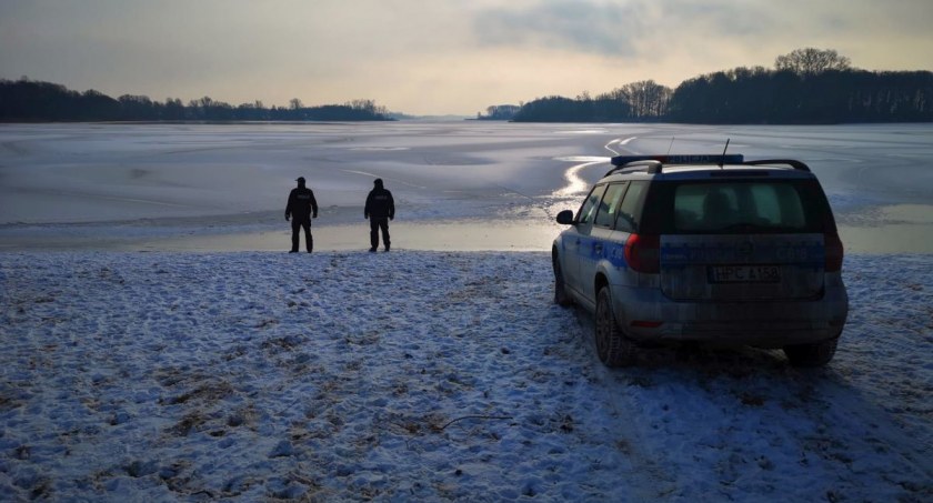 Policjanci kontrolują zamarznięte akweny