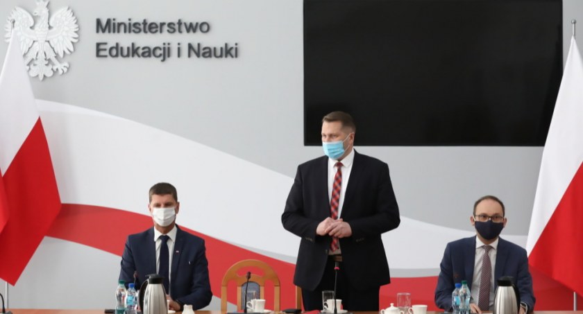 MEiN przypomina o nowym wzorze karty kwalifikacyjnej uczestnika wypoczynku