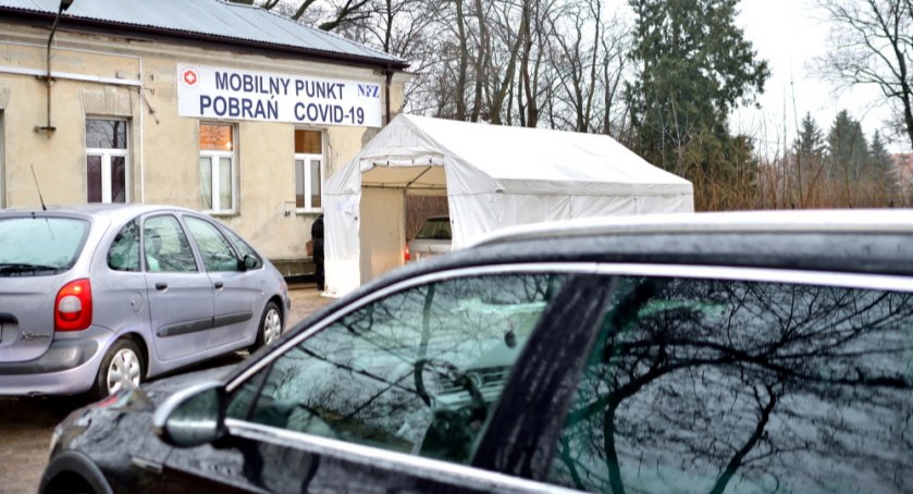 MZ: 51 695 nowych zakażeń koronawirusem; zmarło 231 osób z COVID-19