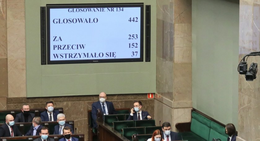 Sejm odrzucił projekt ustawy o testowaniu pracowników pod kątem zakażenia SARS-CoV-2
