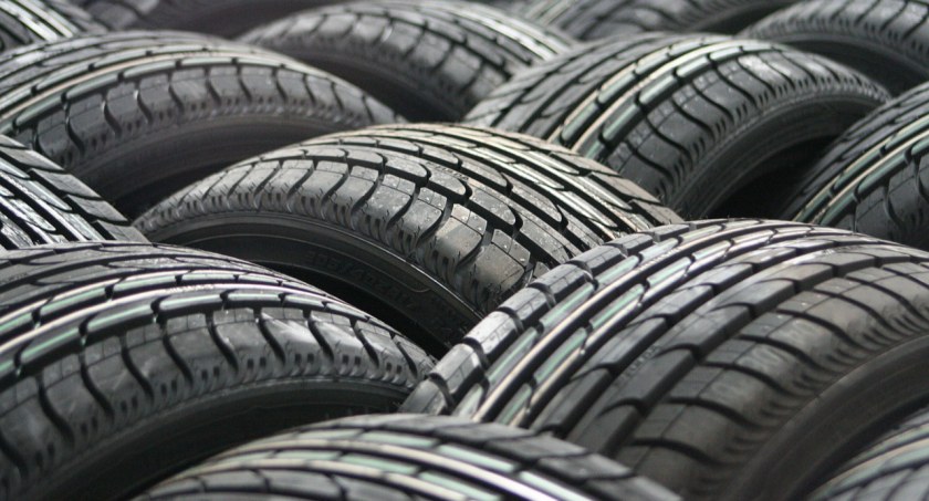 Usłyszał zarzut pocięcia aż ośmiu opon