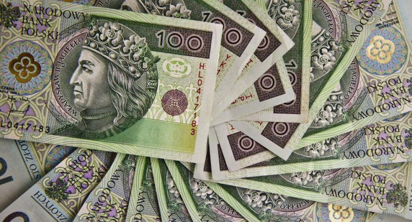 W poniedziałek rano dalsze osłabienie złotego