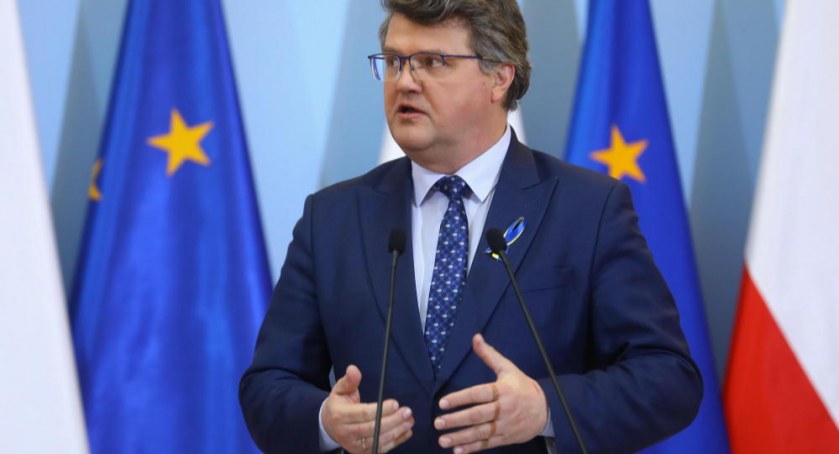 Wąsik: samorządy będą weryfikowały zasadność wypłaty świadczeń na pomoc uchodźcom