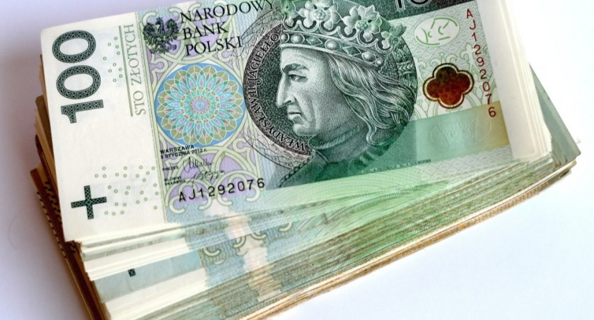 Badanie: kobiety częściej niż mężczyźni przejmują w związku kontrolę nad finansami