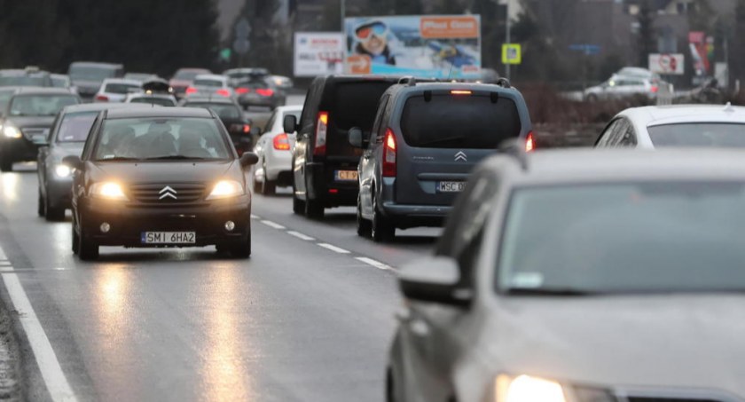 ITS: kobiety rzadziej ryzykują za kierownicą i częściej stosują się do przepisów kodeksu drogowego