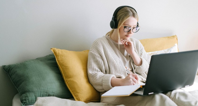 Studia przez internet – dla kogo, zalety i wady