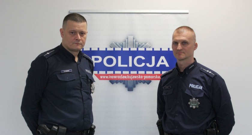 Dzielnicowi ruszyli na pomoc mieszkańcom palącej się kamienicy