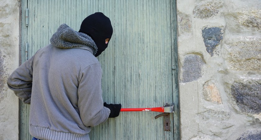 Wyjeżdżasz na święta? Kto powinien o tym wiedzieć?