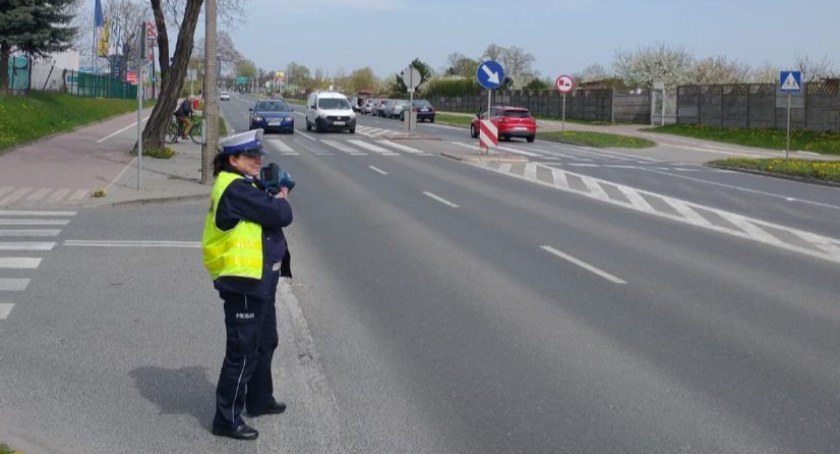 Policjanci dbają o bezpieczeństwo na drogach