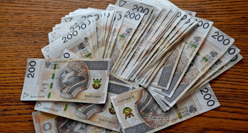 Złoty osłabia się po decyzji RPP o podwyżce stóp o 0,75 pkt proc.