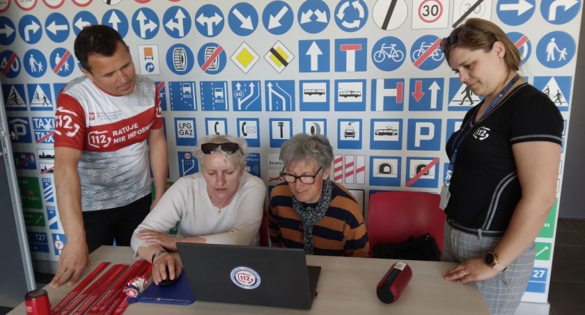 Senior bezpieczny na drodze