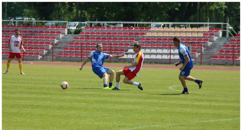 Samorządowcy kontra mieszkańcy na piłkarskiej murawie