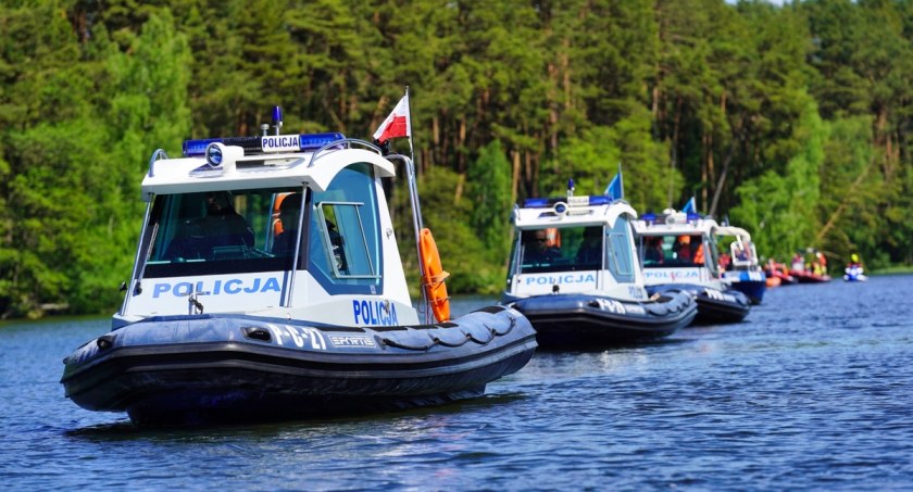 Ćwiczenia policjantów i służb ratowniczych na wodach Zalewu Koronowskiego 