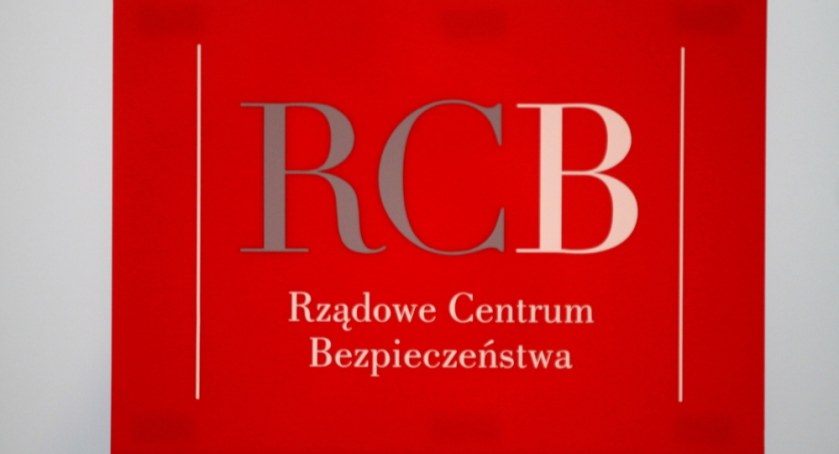 RCB: alert z ostrzeżeniem o gwałtownych burzach i silnym wietrze