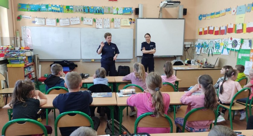 Policjantki i przedstawicielka banku na zajęciach u dzieci w Tupadłach