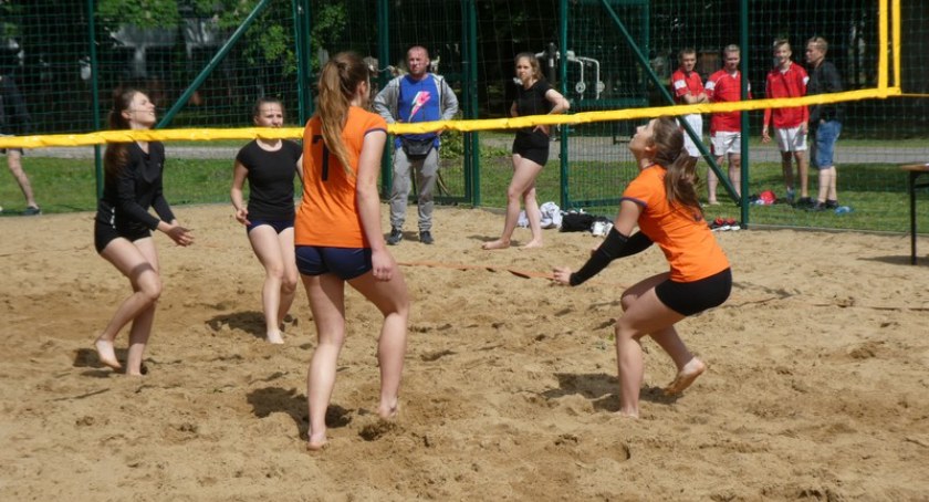 Grali w siatkówkę na plaży