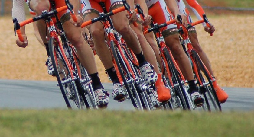 Peleton nietrzeźwych rowerzystów